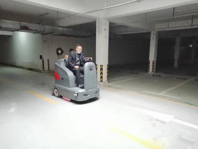 咸阳小区物业保洁不用人力改用驾驶式洗地机了